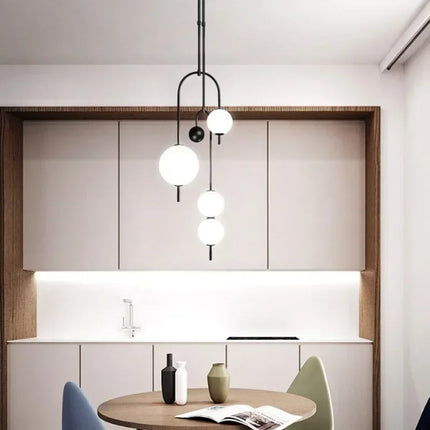 Suspension nordique boule de verre LED dans un salon contemporain