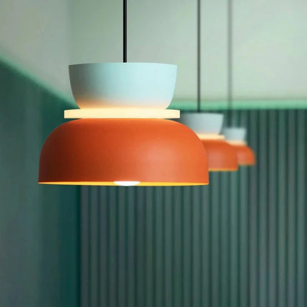 Suspension nordique colorée éclairant une chambre moderne