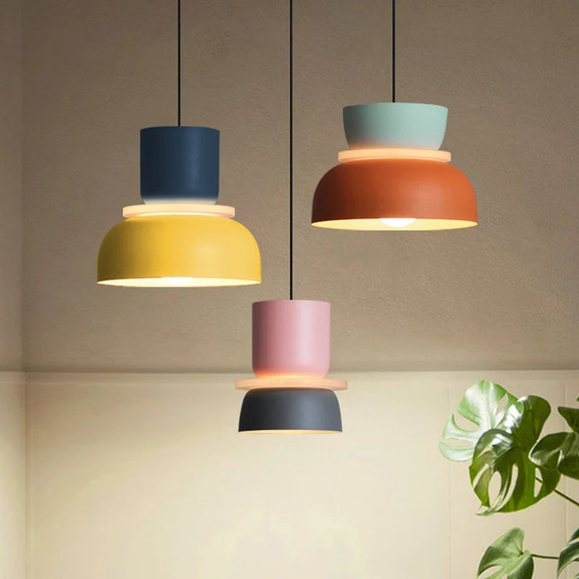 Suspension colorée nordique au-dessus d'une table à manger contemporaine
