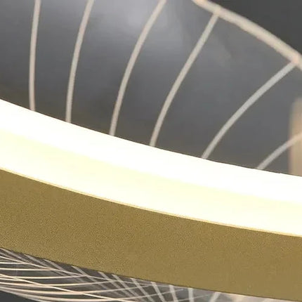 Suspension feuilles de ginkgo dorées dans un hall à belle hauteur
