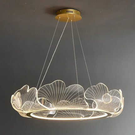 Suspension feuilles de ginkgo dorées au-dessus d'une table à manger