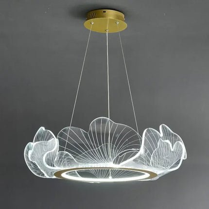 Suspension feuilles de ginkgo dorées dans un salon contemporain