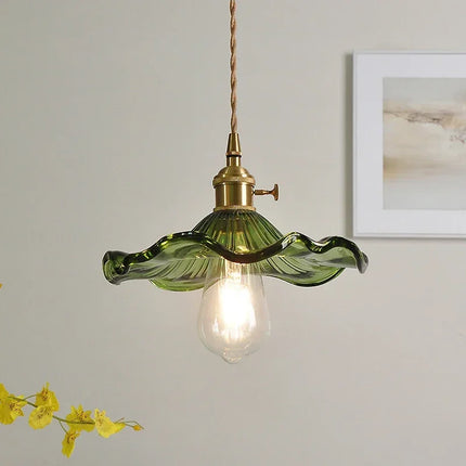 Suspension nordique fleur verre coloré allumée diffusant une lumière douce