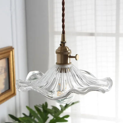 Suspension nordique fleur verre coloré créant une ambiance cosy
