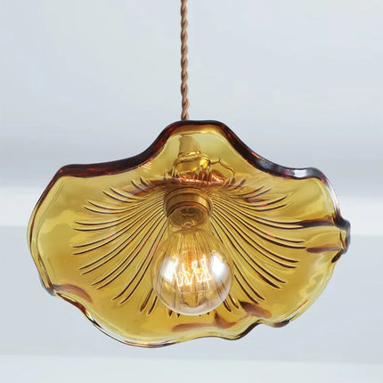 Suspension nordique fleur verre coloré dans une chambre chaleureuse
