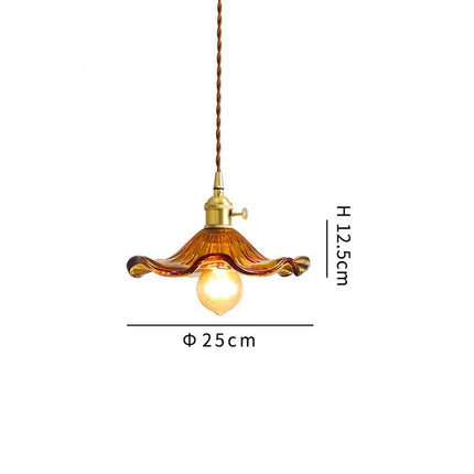 Suspension nordique fleur verre coloré au-dessus d'un îlot de cuisine