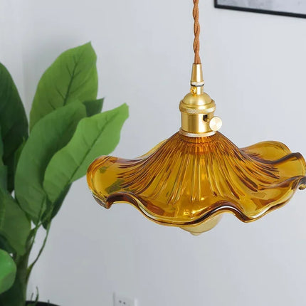 Suspension nordique fleur verre coloré au-dessus d'une table à manger
