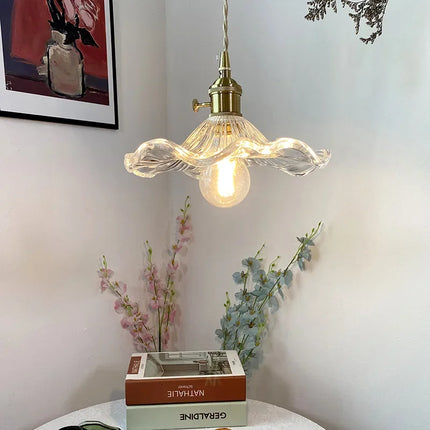Suspension nordique fleur verre coloré dans un salon cosy