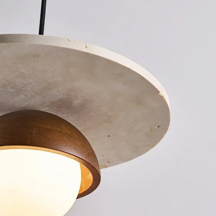 Détail du disque de pierre et du dôme en bois de la suspension nordique, sous-face éclairée