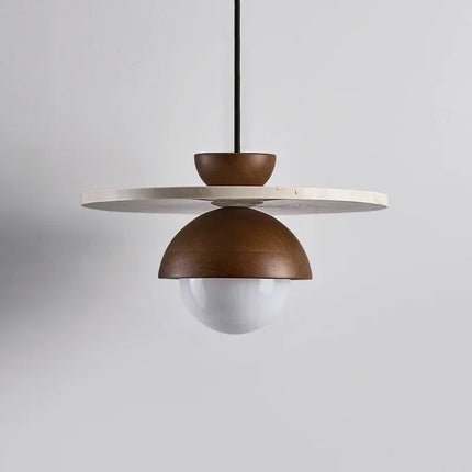 Suspension nordique en pierre et bois à globe opale, packshot sur fond clair