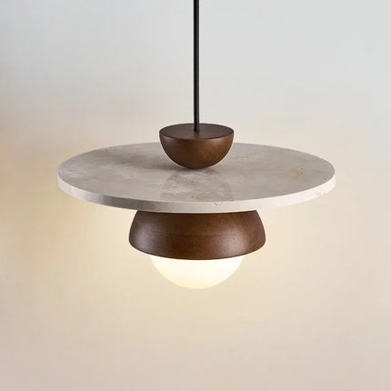 Suspension nordique à large disque de pierre et dôme en bois, globe opale lumineux, gros plan studio