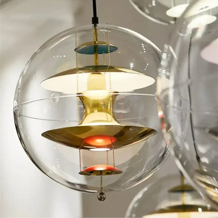 Suspension Créative Design Nordique Transparente avec finition dorée, idéale pour un éclairage élégant dans le salon ou la salle à manger.