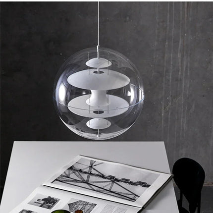 Suspension Créative Design Nordique Transparente de chez Sovala en couleur blanche, design contemporain pour éclairage intérieur.