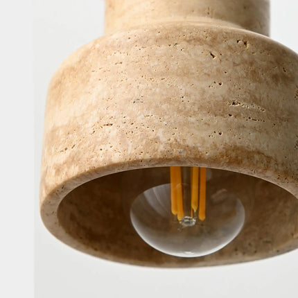 Suspension nordique en travertin jaune dans un salon minimaliste