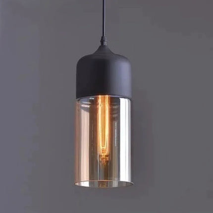 Suspension en verre noir diffusant une lumière chaleureuse dans une chambre