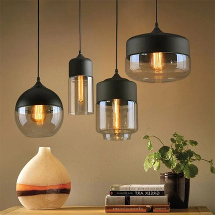 Détail de l'abat-jour en verre teinté noir de la suspension nordique