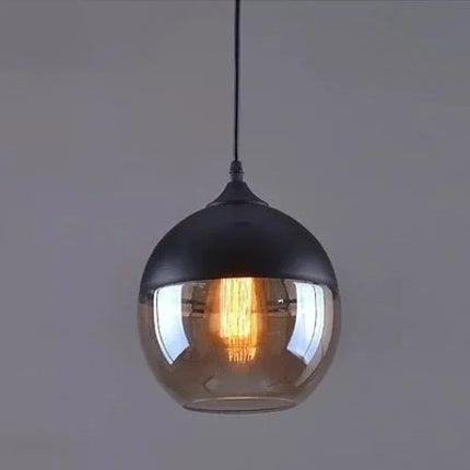 Suspension nordique en verre noir au-dessus d'une table à manger
