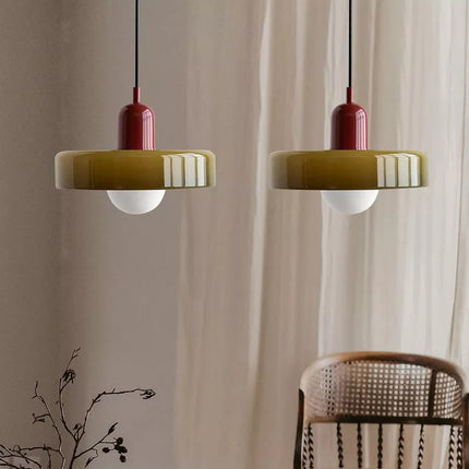 Suspension nordique en verre rétro éclairant un salon chaleureux