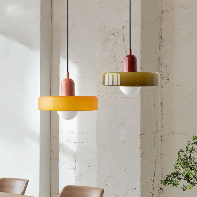 Suspension nordique en verre rétro suspendue au-dessus d'une table