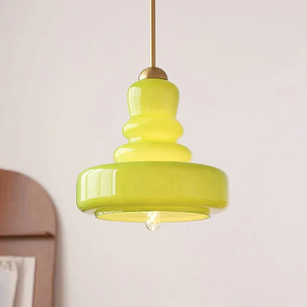Suspension en verre soufflé vert anis, abat-jour large et empilement de galets, ampoule allumée