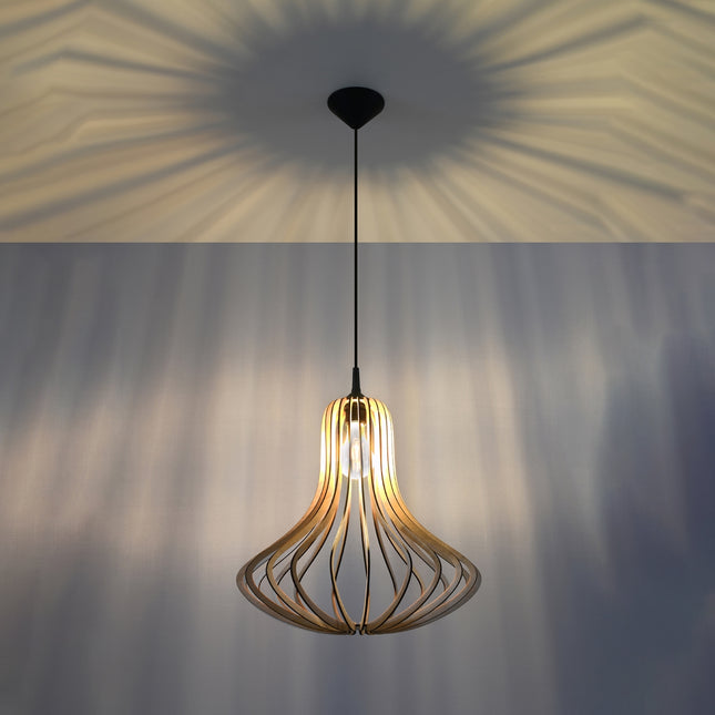 Suspension Onda en Bois allumée, lumière filtrant à travers les lattes de bois