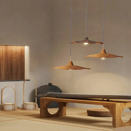 Suspension ondulée en résine dans une chambre à l'ambiance zen