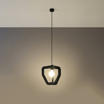 Suspension Origami noire suspendue à son câble sur fond clair, luminaire design géométrique