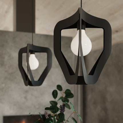 Détail des facettes en acier noir de la suspension Origami avec ampoule globe apparente