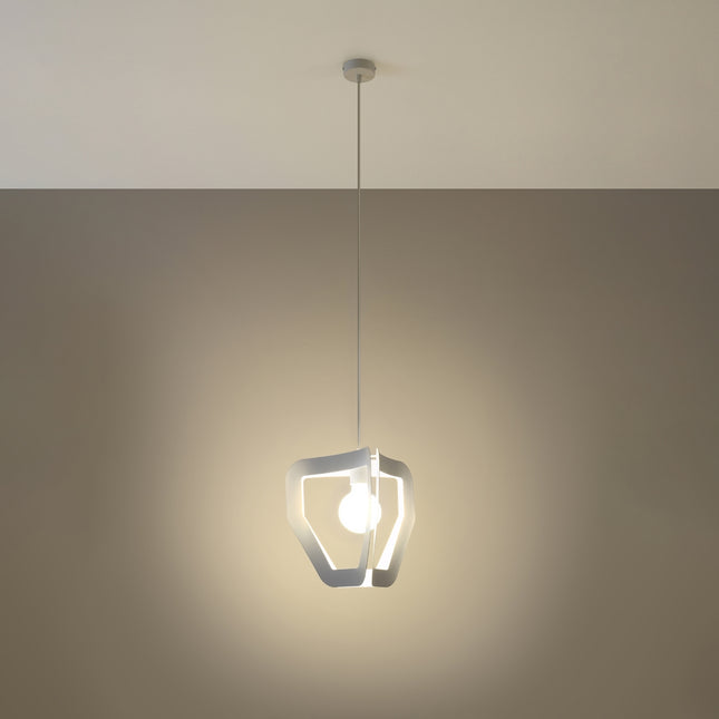 Suspension Origami blanche allumee diffusant une lumiere chaude dans un interieur epure