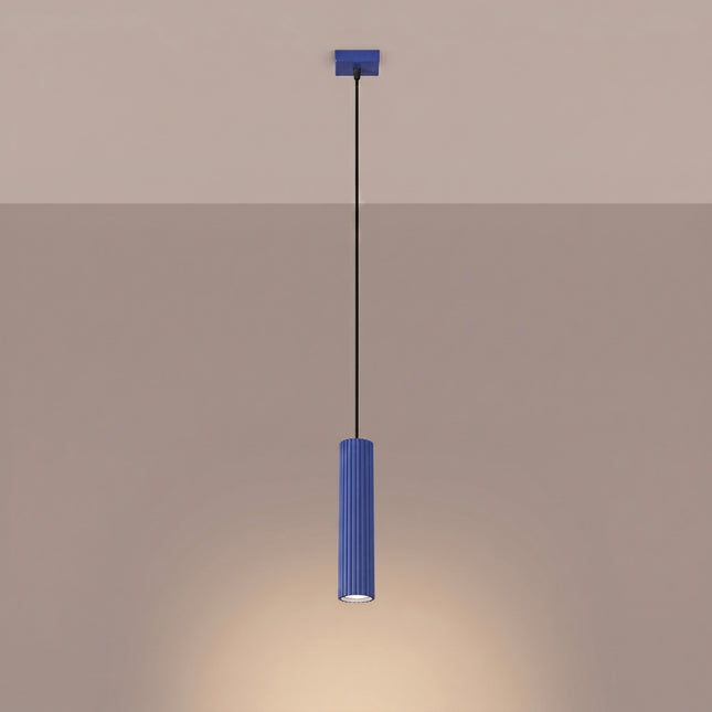 Suspension Oslo 1 Cylindre en Aluminium Cannelé Bleu Outremer, lumière allumée