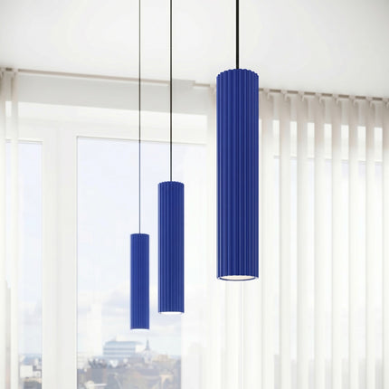 Suspension Oslo 1 Cylindre en Aluminium Cannelé Bleu Outremer, mise en situation 3