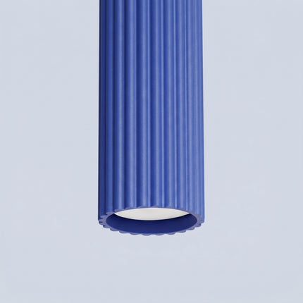 Suspension Oslo 1 Cylindre en Aluminium Cannelé Bleu Outremer, packshot de trois quarts