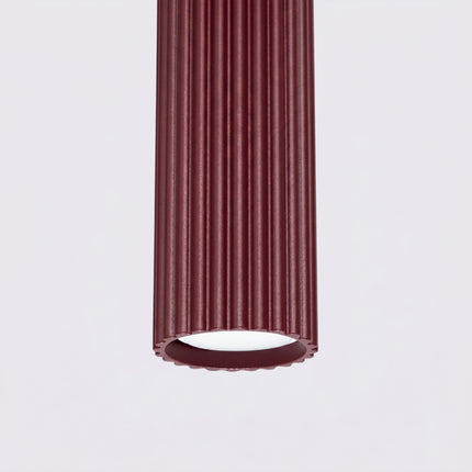 Suspension Oslo 1 Cylindre en Aluminium Cannelé Bordeaux, packshot de trois quarts