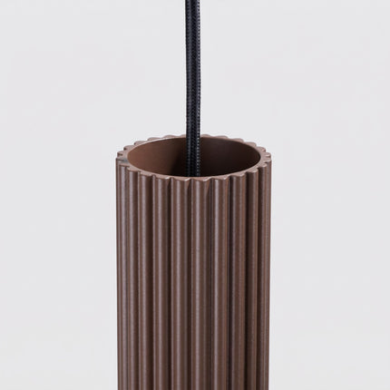 Suspension Oslo 1 Cylindre en Aluminium Cannelé Brun Chocolat, vue sur fond coloré