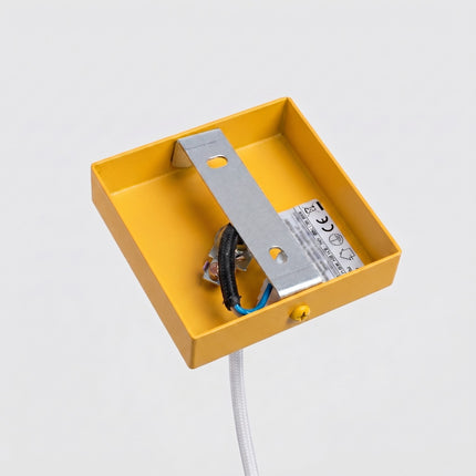 Suspension Oslo 1 Cylindre en Aluminium Cannelé Jaune Ambré, packshot de trois quarts