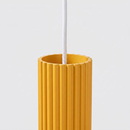 Suspension Oslo 1 Cylindre en Aluminium Cannelé Jaune Ambré, détail de la fixation
