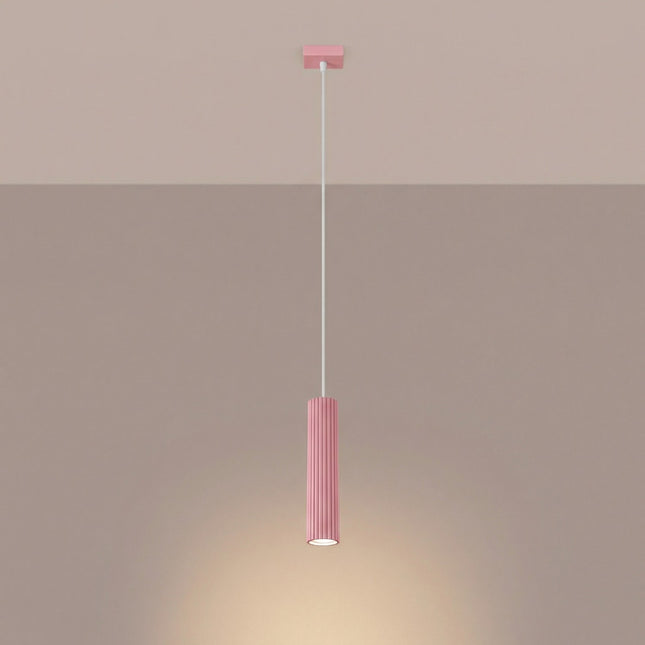 Suspension Oslo 1 Cylindre en Aluminium Cannelé Rose Poudré, lumière allumée