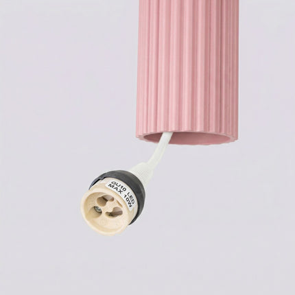 Suspension Oslo 1 Cylindre en Aluminium Cannelé Rose Poudré, vue sur fond coloré