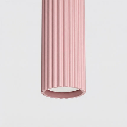 Suspension Oslo 1 Cylindre en Aluminium Cannelé Rose Poudré, packshot de trois quarts