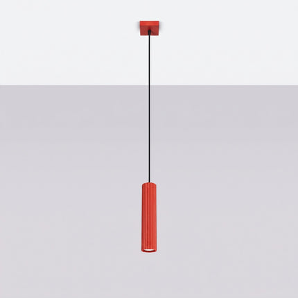 Suspension Oslo 1 Cylindre en Aluminium Cannelé Rouge Vif, vue en situation