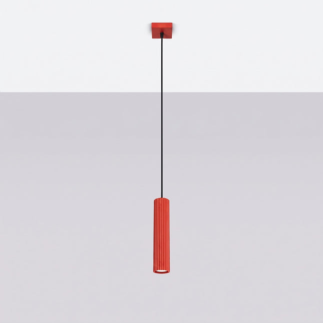 Suspension Oslo 1 Cylindre en Aluminium Cannelé Rouge Vif, vue en situation