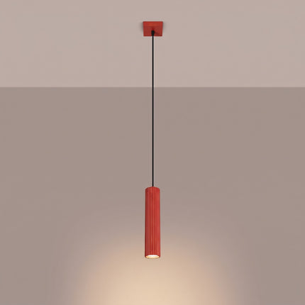 Suspension Oslo 1 Cylindre en Aluminium Cannelé Rouge Vif, lumière allumée