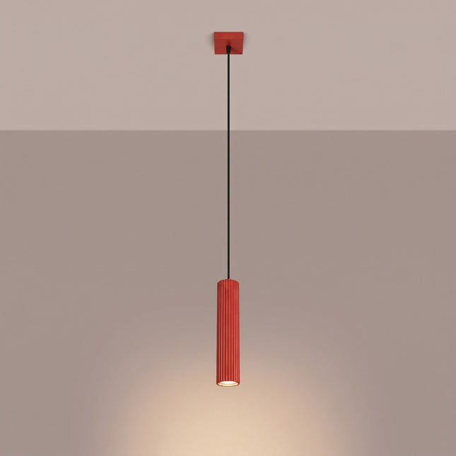 Suspension Oslo 1 Cylindre en Aluminium Cannelé Rouge Vif, lumière allumée