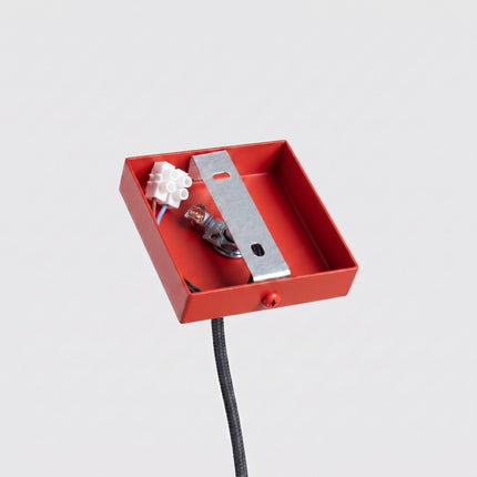 Suspension Oslo 1 Cylindre en Aluminium Cannelé Rouge Vif, vue de détail