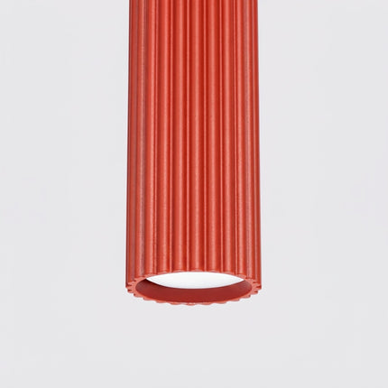 Suspension Oslo 1 Cylindre en Aluminium Cannelé Rouge Vif, packshot de trois quarts