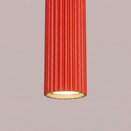 Suspension Oslo 1 Cylindre en Aluminium Cannelé Rouge Vif, détail de la finition