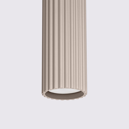 Suspension Oslo 1 Cylindre en Aluminium Cannelé Taupe, packshot de trois quarts