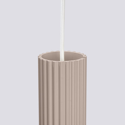 Suspension Oslo 1 Cylindre en Aluminium Cannelé Taupe, détail de la finition