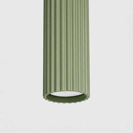 Suspension Oslo 1 Cylindre en Aluminium Cannelé Vert Sauge, packshot de trois quarts