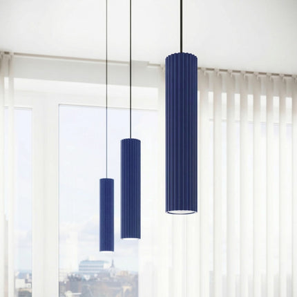Suspension Oslo 2 cylindres en ligne bleu outremer dans un intérieur contemporain